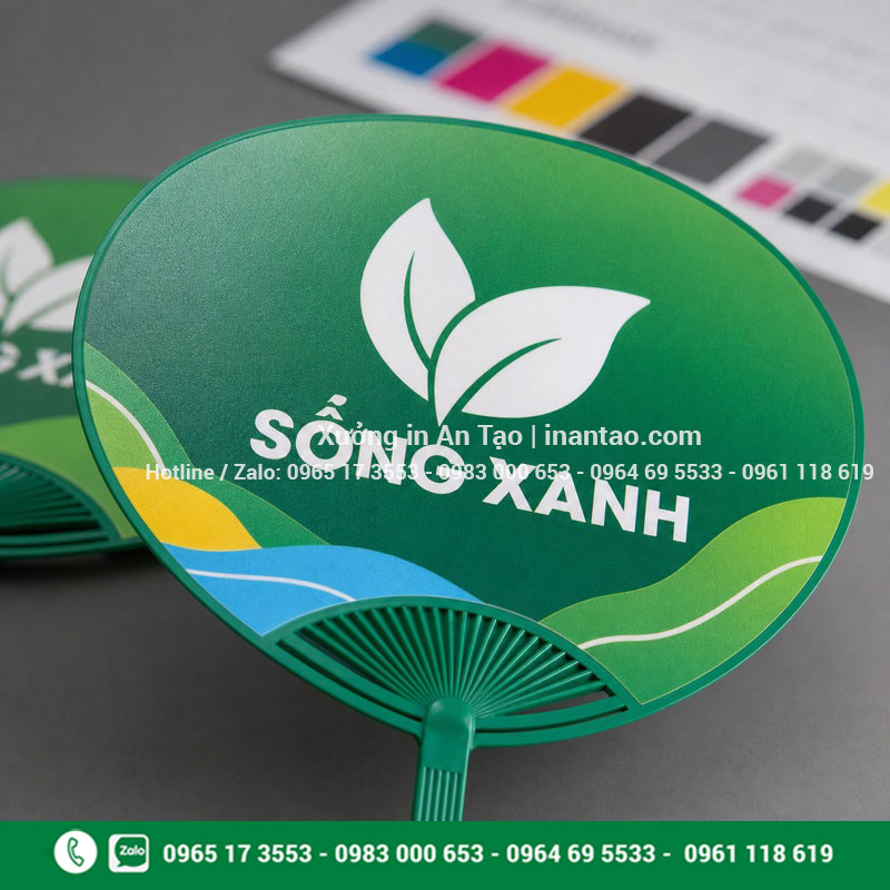 Chất lượng in logo lên quạt Cận cảnh in logo lên quạt nhựa sắc nét