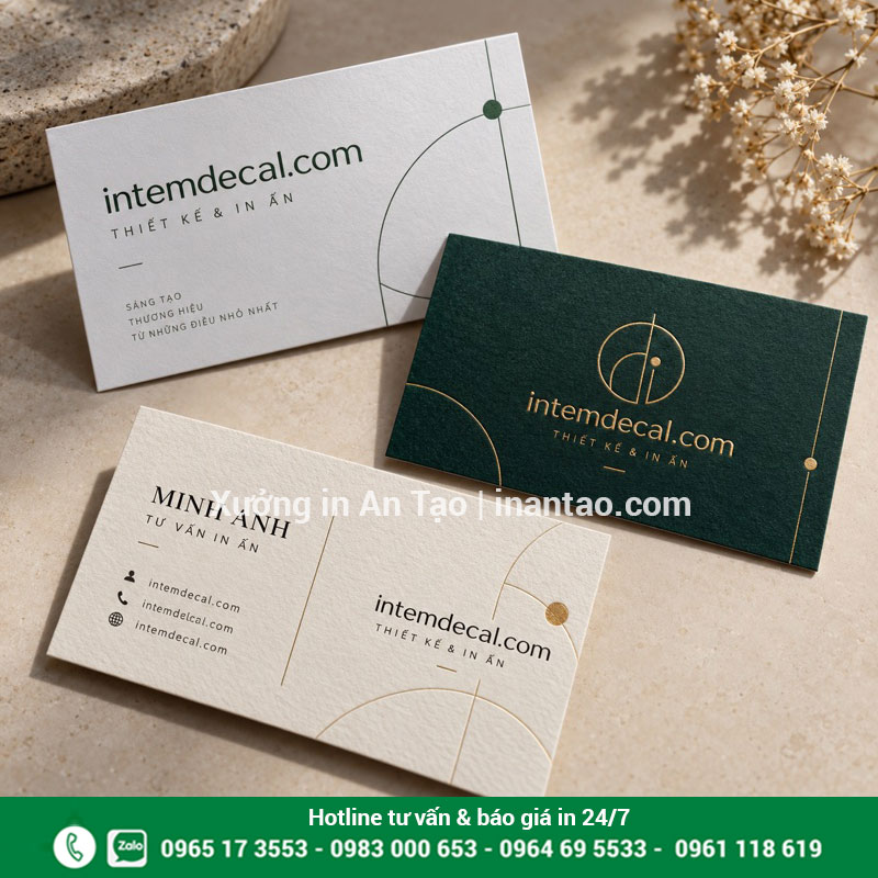 Chọn giấy và gia công danh thiếp Các mẫu card trên giấy trắng, giấy mỹ thuật màu kem và nền xanh có chi tiết ép kim