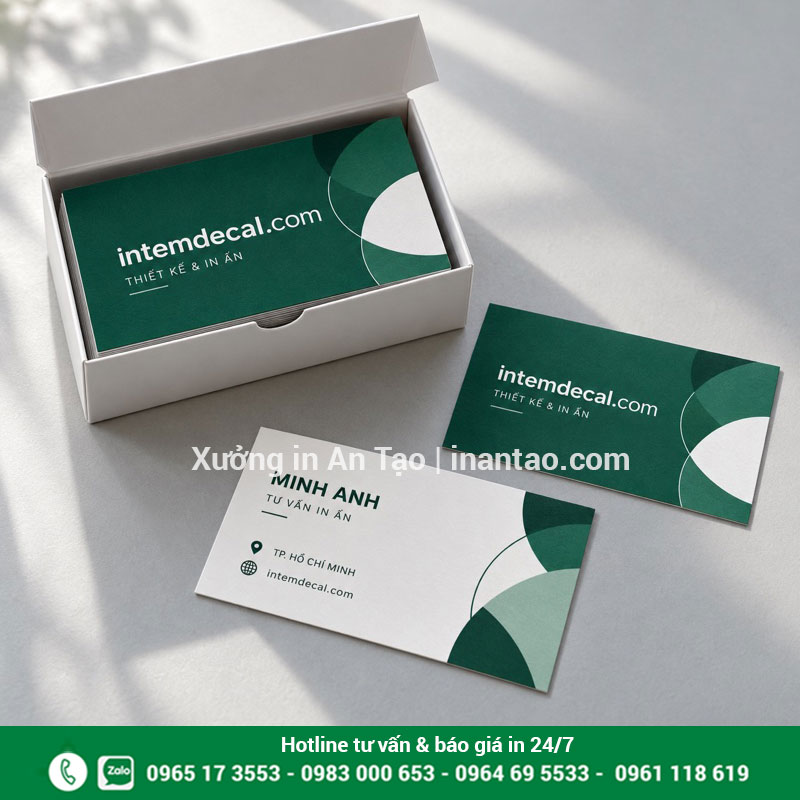 Card visit số lượng ít cho nhu cầu sử dụng vừa đủ Hộp card visit số lượng ít cùng các tấm danh thiếp xanh trắng đã hoàn thiện